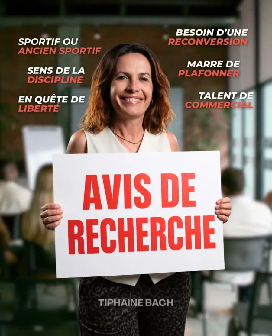 Tiphaine Bach tenant une pancarte « Avis de recherche » : sportif ou ancien sportif, sens de la discipline, en quête de liberté, besoin d'une reconversion, marre de plafonner, talent de commercial.