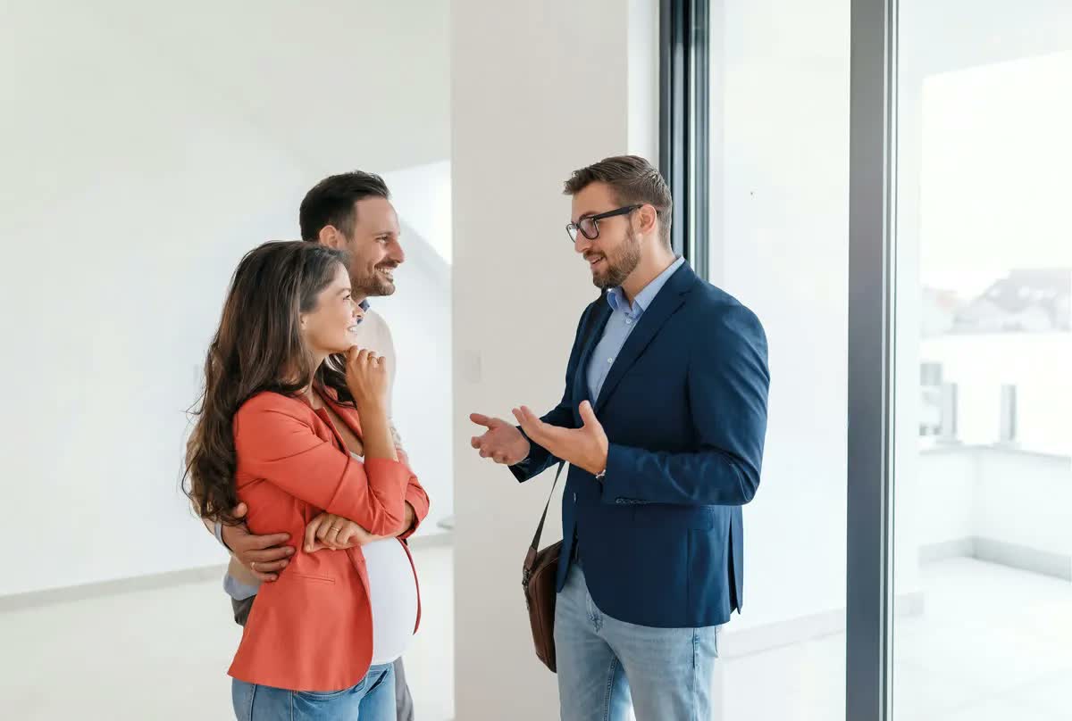 Un conseiller iad échange avec un couple lors d'une visite