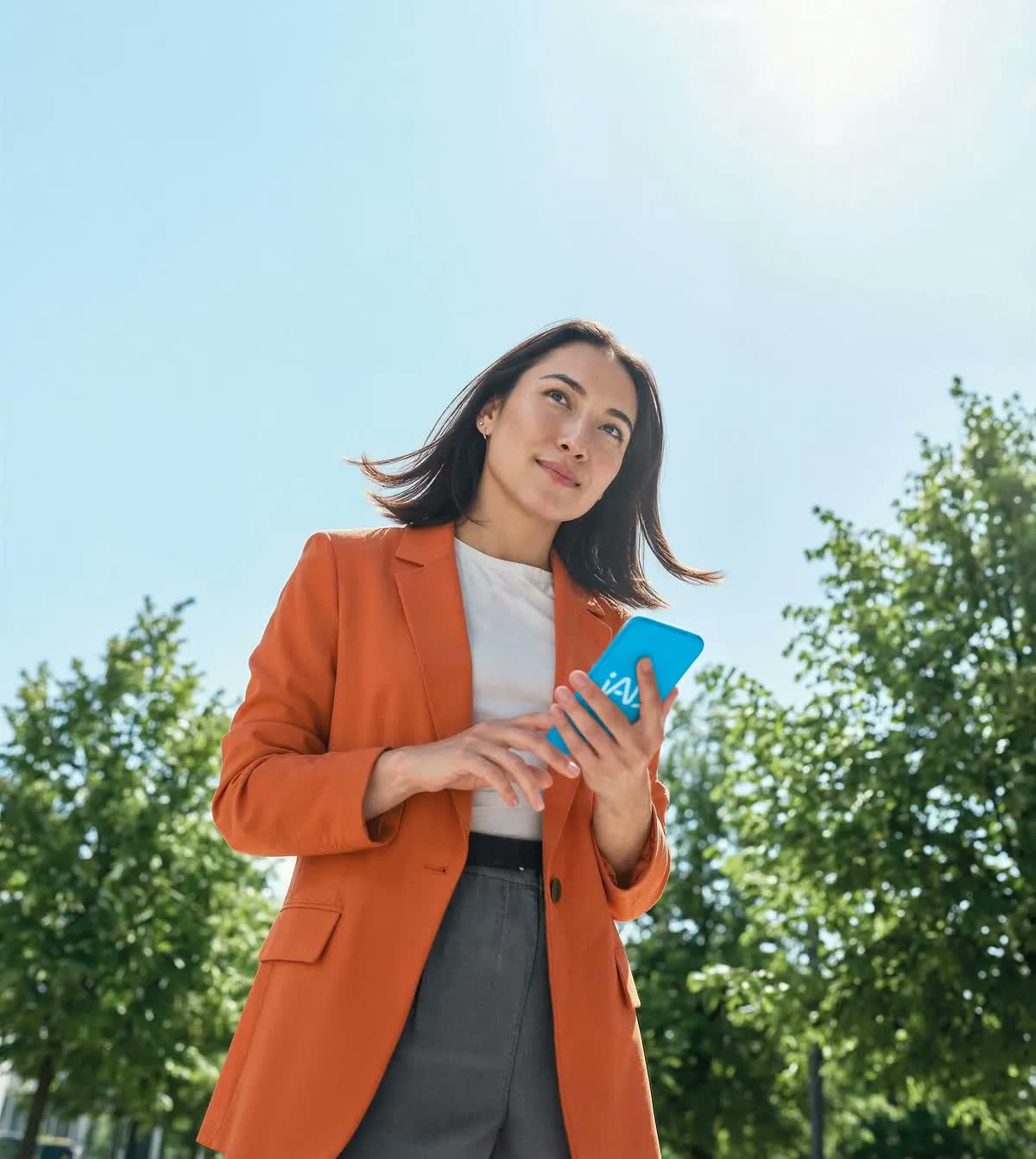 Conseillère iad avec l'application, en extérieur