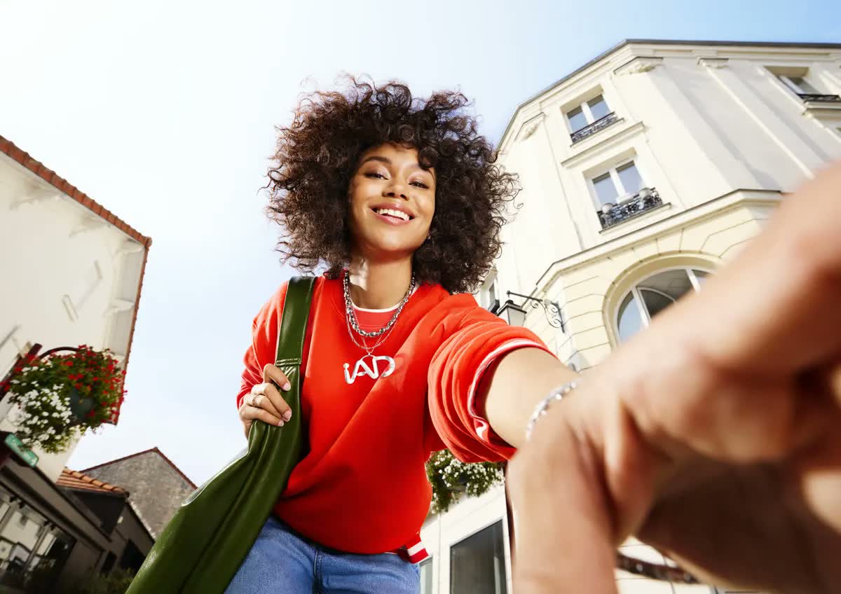 Une conseillère iad tend la main, invitant à la suivre